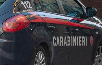Roma, 85enne ferisce la nuora a colpi di ascia in strada: la donna è grave
