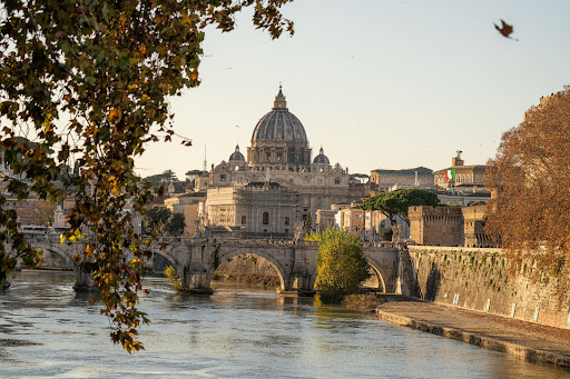 Roma, la cupola del Vaticano vista dal Tevere