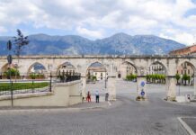 Nel cuore dall’Abruzzo: Sulmona e Pettorano sul Gizio, borghi più belli d’Italia Sulmona, piazza e acquedotto, ph Simona Servillo
