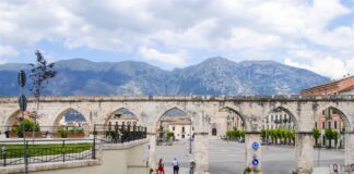 Nel cuore dall’Abruzzo: Sulmona e Pettorano sul Gizio, borghi più belli d’Italia Sulmona, piazza e acquedotto, ph Simona Servillo
