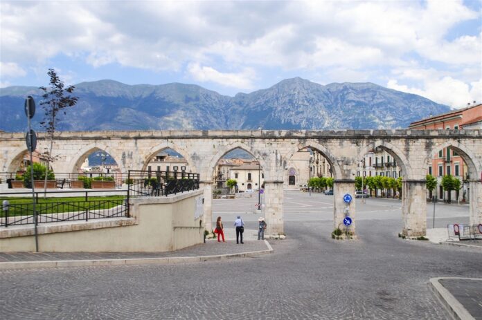 Sulmona, piazza e acquedotto, ph Simona Servillo