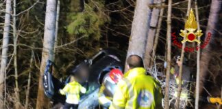 Auto finita fuoristrada nel bosco tra Cesuna e Canove di Roana: vigili del fuoco estraggono il conducente ferito Vigili del fuoco e auto fuoristrada