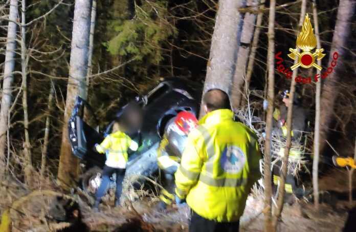 Vigili del fuoco e auto fuoristrada