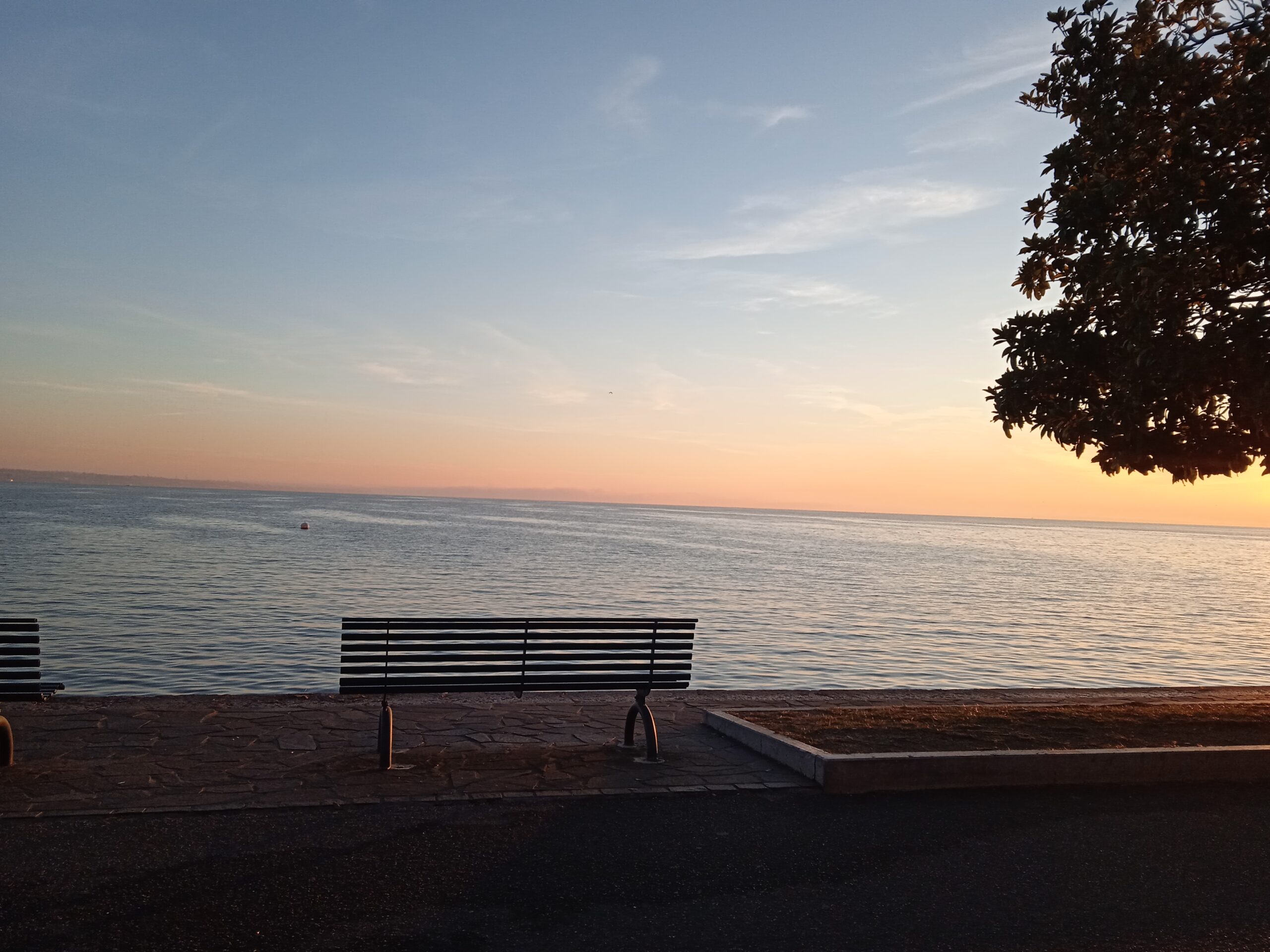Uno scorcio sul lago di Garda al tramonto