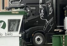 Il camion col Duce a Venezia che indispettisce il Veneto: la politica chiede interventi a Roma