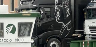 Il camion col Duce a Venezia che indispettisce il Veneto: la politica chiede interventi a Roma