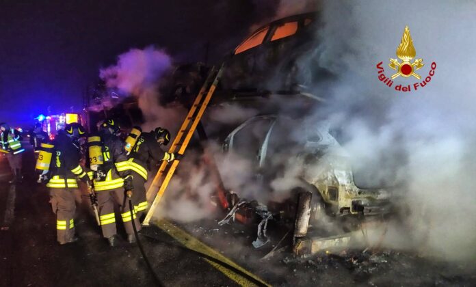 carico di automobili incendio A4