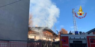 Asiago, casa in fiamme in via Cinque: incendio spento dai vigili del fuoco casa in fiamme asiago vigili del fuoco