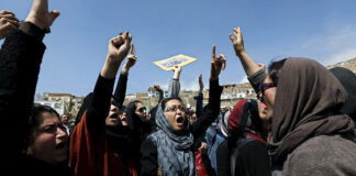 I Talebani impediscono alle donne di lavorare nelle ONG e i principali gruppi di aiuto interrompono le operazioni donne afghane