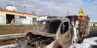 Furgone incendiato in A4: intervento dei vigili del fuoco di Vicenza, illeso l’autista furgone surgelati incendiato a4