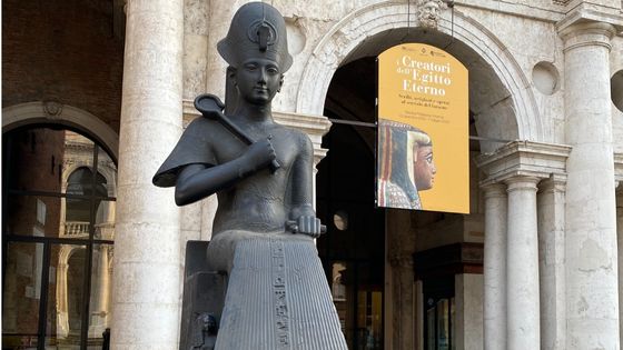 I creatori dell'Egitto eterno: il faraone Ramesse II, riproduzione moderna di antica statua monumentale egizia in piazza dei Signori