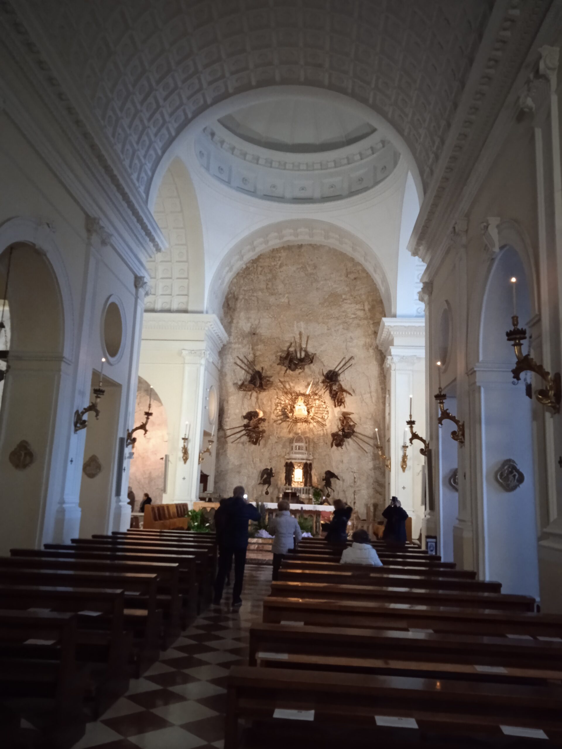 interno madonna della corona