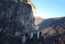 Madonna della Corona, il Santuario nella roccia nei pressi del Lago di Garda è uno dei più suggestivi d’Italia madonna della corona