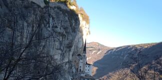 Madonna della Corona, il Santuario nella roccia nei pressi del Lago di Garda è uno dei più suggestivi d’Italia madonna della corona