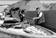 Crocefissi dei naufraghi da legni carrette del mare di Lampedusa: opere di Paolo Mele benedette dal Papa, video di Luigi Jodice Crocefissi o Gesù dei naufraghi costruiti da Paolo Mele con i legni delle carrette del mare di Lampedusa