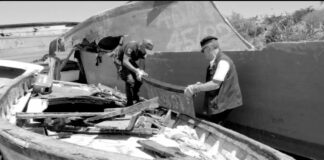 Crocefissi dei naufraghi da legni carrette del mare di Lampedusa: opere di Paolo Mele benedette dal Papa, video di Luigi Jodice Crocefissi o Gesù dei naufraghi costruiti da Paolo Mele con i legni delle carrette del mare di Lampedusa