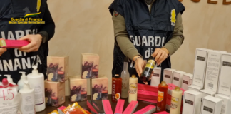 Prodotti cosmetici contraffatti, 10 milioni di pezzi sequestrati a Padova dalla Gdf nell’operazione internazionale Afrodite IV Prodotti cosmetici contraffatti