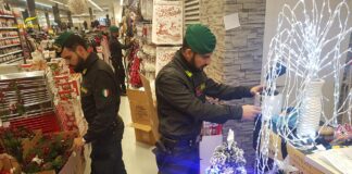 Prodotti natalizi irregolari in Veneto: nel Veneziano sequestrati 17 mila oggetti prodotti natalizi irregolari guardia di finanza venezia