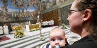 13 bambini battezzati da Papa Francesco: “È come un compleanno. Insegnate loro a pregare” 13 bambini battezzati da Papa Francesco