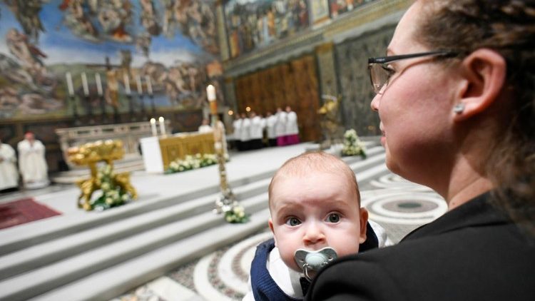 13 bambini battezzati da Papa Francesco