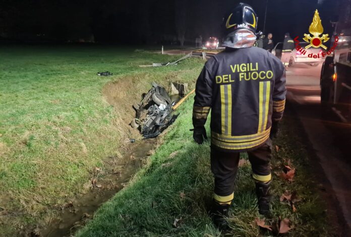 Auto Usa in un canale a Monteviale, intervengono Vigili del fuoco di Vicenza