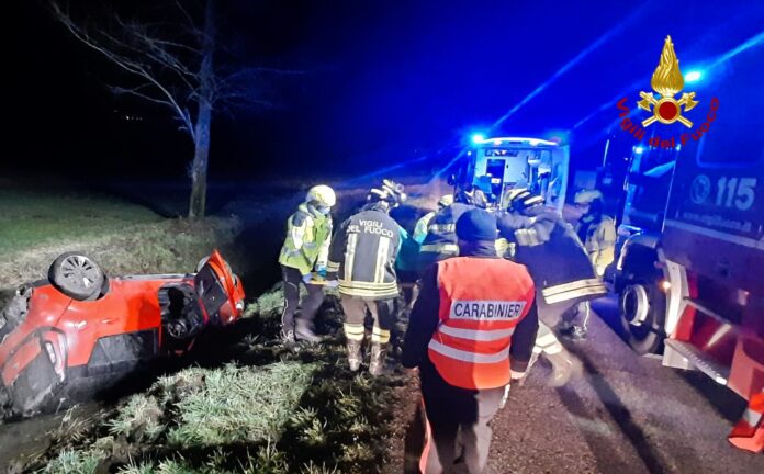 Auto si rovescia nel fossato, vigili del fuoco estraggono l'autista ferito