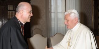 Benedetto XVI, domani i funerali. Il Cardinale Bertone ricorda l’uomo, il Pontefice Benedetto XVI e Tarcisio Bertone