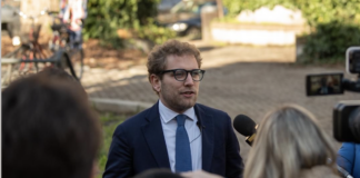 Possamai dopo l’aperitivo al Laghetto di venerdì ha incontrato oggi alcuni genitori e si appella a Rucco: “Non votiamo nelle scuole per non perdere giorni di lezioni” campagna Giacomo Possamai incontra i vicentini Intimidazioni sindaci Sicurezza Vicenza