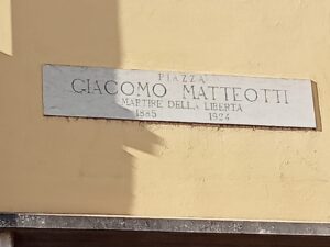Piazza Matteotti a Vicenza, la seconda con la scritta Martire della libertà