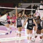 Volley A2 F, il 2023 dell’Anthea Vicenza Volley inizia in Friuli: duello a domicilio di Talmassons Ragazze Anthea Vicenza Volley esultano dopo azione vincente