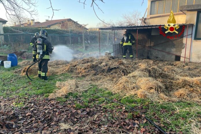 Rosà incendio balle paglia