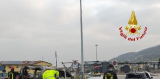 Vigili del fuoco di Vicenza spengono fiamme di un ristorante in centro storico e, poi, di un furgone multivan al casello di Montecchio Maggiore Vigili del fuoco di Vicenza in azione al casello di Montecchio Maggiore