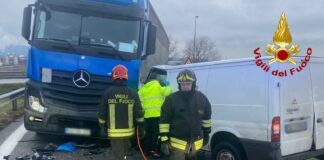 Vigili del fuoco: scontro frontale tra furgone e TIR contromano appena fuori il casello autostradale di Montebello Vicentino Vigili del fuoco intervengono dopo scontro frontale tra un furgone e un TIR