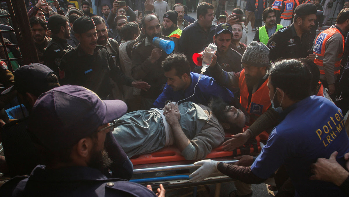 attentato suicida pakistan peshawar