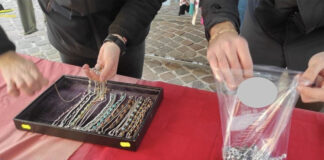 Bigiotteria irregolare, Guardia di finanza sequestra 1300 articoli a commerciante nel mercato settimanale di Schio bigiotteria sequestro schio