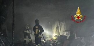 Vigili del fuoco al lavoro anche a Capodanno: incendio in un garage a Castelgomberto garage incendiato castelgomberto