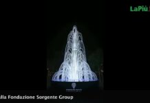 Buon anno di Paola e Valter Mainetti della Fondazione Sorgente Group dall’albero di Natale a piazza S. Silvestro donato a Roma Valter Mainetti con Paola della Fondazione Sorgente Group fa gli auguri di buon anno dall'albero di Natale a piazza S. Silvestro donato a Roma