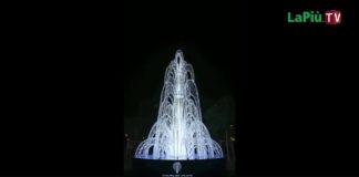 Buon anno di Paola e Valter Mainetti della Fondazione Sorgente Group dall’albero di Natale a piazza S. Silvestro donato a Roma Valter Mainetti con Paola della Fondazione Sorgente Group fa gli auguri di buon anno dall'albero di Natale a piazza S. Silvestro donato a Roma