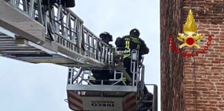 Montecchio Maggiore, operai bloccati su piattaforma aerea al castello di Giulietta: messi al sicuro dai vigili del fuoco operai bloccati castello giulietta montecchio maggiore