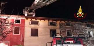 Chiampo, tetti incendiati: nessun ferito. Fiamme spente dai vigili del fuoco
