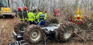 Trattore ribaltato nel bosco: muore un uomo a Chiampo trattore ribaltato
