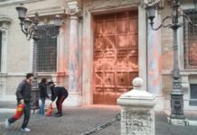 Imbrattato il Senato con vernice arancione: fermati cinque attivisti di Ultima Generazione ultima generazione imbrattato senato palazzo madama vernice