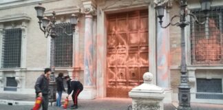Imbrattato il Senato con vernice arancione: fermati cinque attivisti di Ultima Generazione ultima generazione imbrattato senato palazzo madama vernice