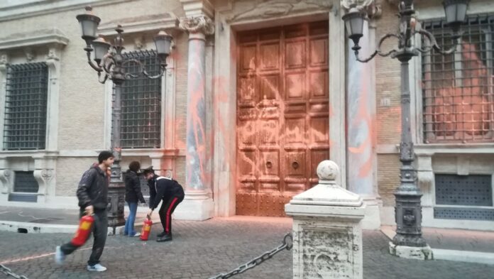 ultima generazione imbrattato senato palazzo madama vernice