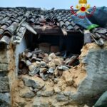 Val Liona, gru cade dal carrello e sfonda tetto di un’abitazione: nessun ferito, verifiche dei vigili del fuoco val di liona gru sfonda tetto