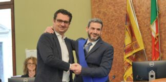 Giuramento nuovo presidente della Provincia di Vicenza, Andrea Nardin: “Una sfida meravigliosa e tante persone con cui affrontarla”. Andrea Nardim, neo presidente provincia di Vicenza, col predecessore Francesco Rucco
