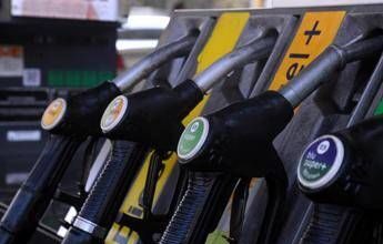 Benzina e diesel, prezzi calano ancora: verde ai minimi da oltre 4 anni
