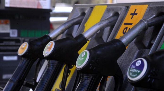 Carburanti, caccia alle risorse per la proroga del taglio delle accise: banche nel mirino della Lega