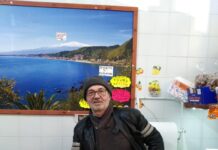 Viaggio tra i sapori e i colori della Sicilia con Franco… restando a Vicenza Franco nel suo negozio a Monteviale