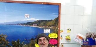 Viaggio tra i sapori e i colori della Sicilia con Franco… restando a Vicenza Franco nel suo negozio a Monteviale